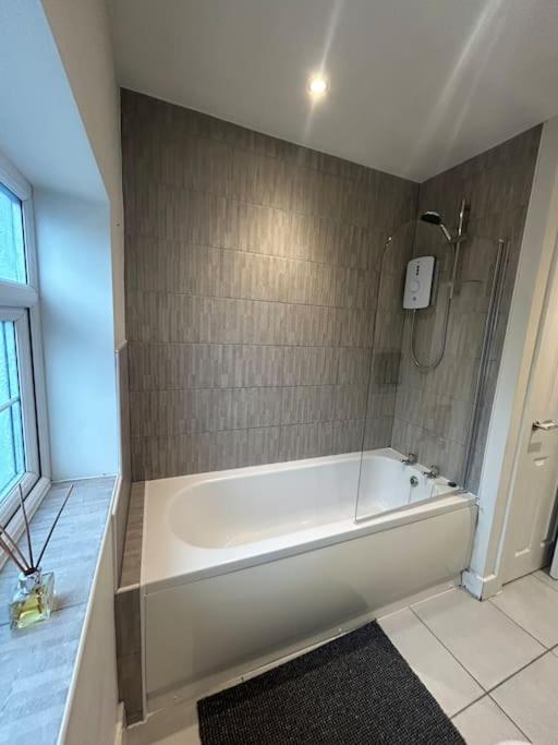 Luxury Countryside Stay - Waters Upton, Telford Exterior photo